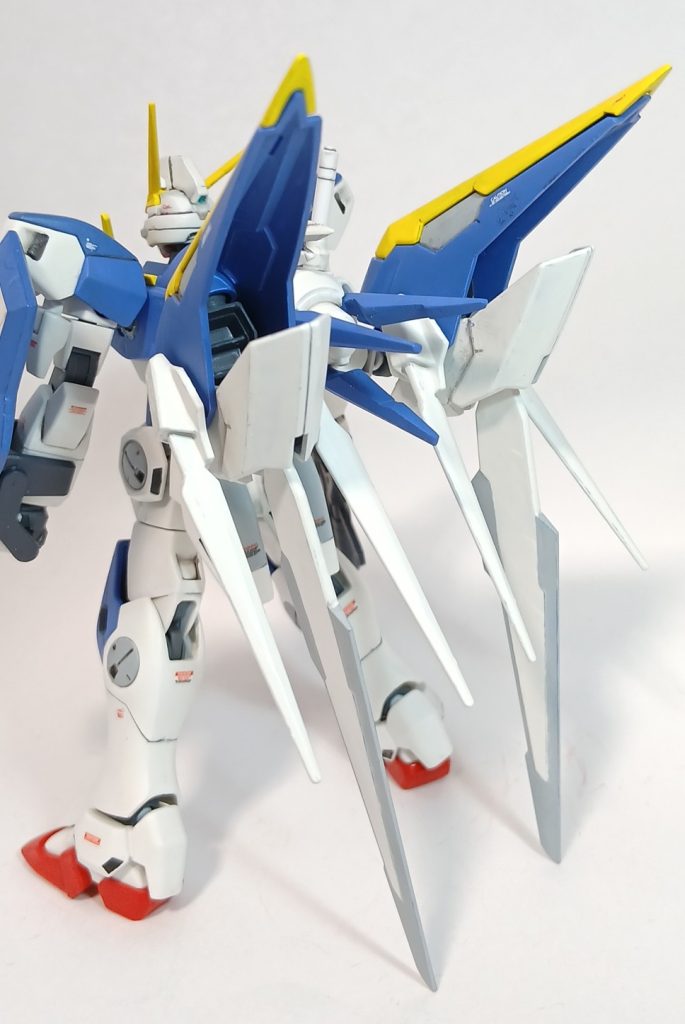 バックパックはトランザムブースターを改良してミノフスキードライブっぽい感じにしています。ジョイントパーツでバインダーの向きを変えただけのお手軽改造です。重心が後ろに片寄りますが、トランザムGNブレイドが支えとなります。