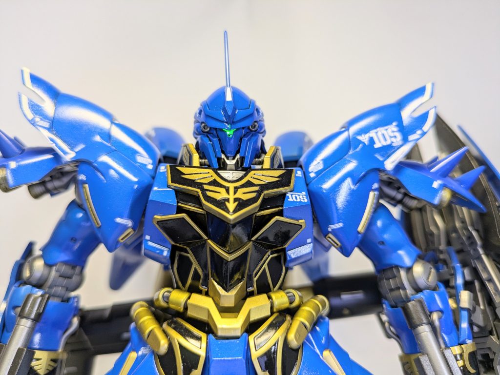 上半身アップ。初めてエングレービング塗装しましたが、リカバリーが容易でやりやすかったです。