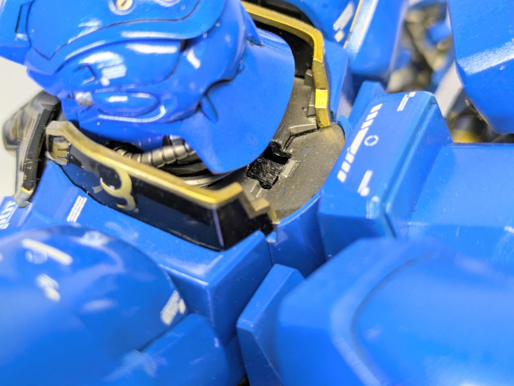 後ろ首にスイッチ内蔵させてます。亀速度だけど何とか完成出来てホッとしてます。同時に年末年始に積みプラ崩しでムーンガンダムもあるので良かったら見てください。次回はかなり先になりますが、２６年８月頃まで半年以上かけてＰＧＵ ニューガンダムを軽く改造＆装甲部分塗装で制作していく予定です💦１／６０ニューガンダム･･･２０年待ちました･･･絶対手に入れたいです‼️