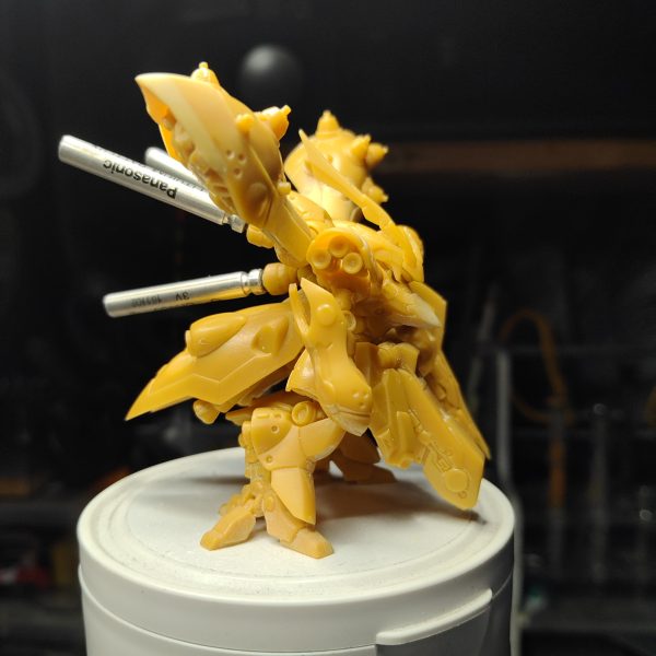 改修箇所は、①背バインダーの延長②ボディ先端の形状③足の開き調整④プロペラントタンクの形状修正です。&nbsp;（4枚目）