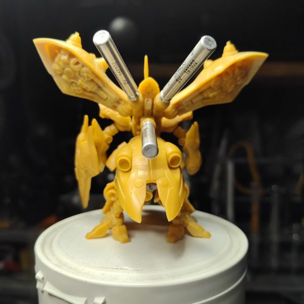 改修箇所は、①背バインダーの延長②ボディ先端の形状③足の開き調整④プロペラントタンクの形状修正です。&nbsp;（3枚目）