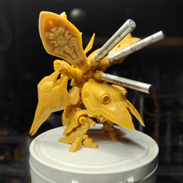 改修箇所は、①背バインダーの延長②ボディ先端の形状③足の開き調整④プロペラントタンクの形状修正です。&nbsp;（2枚目）