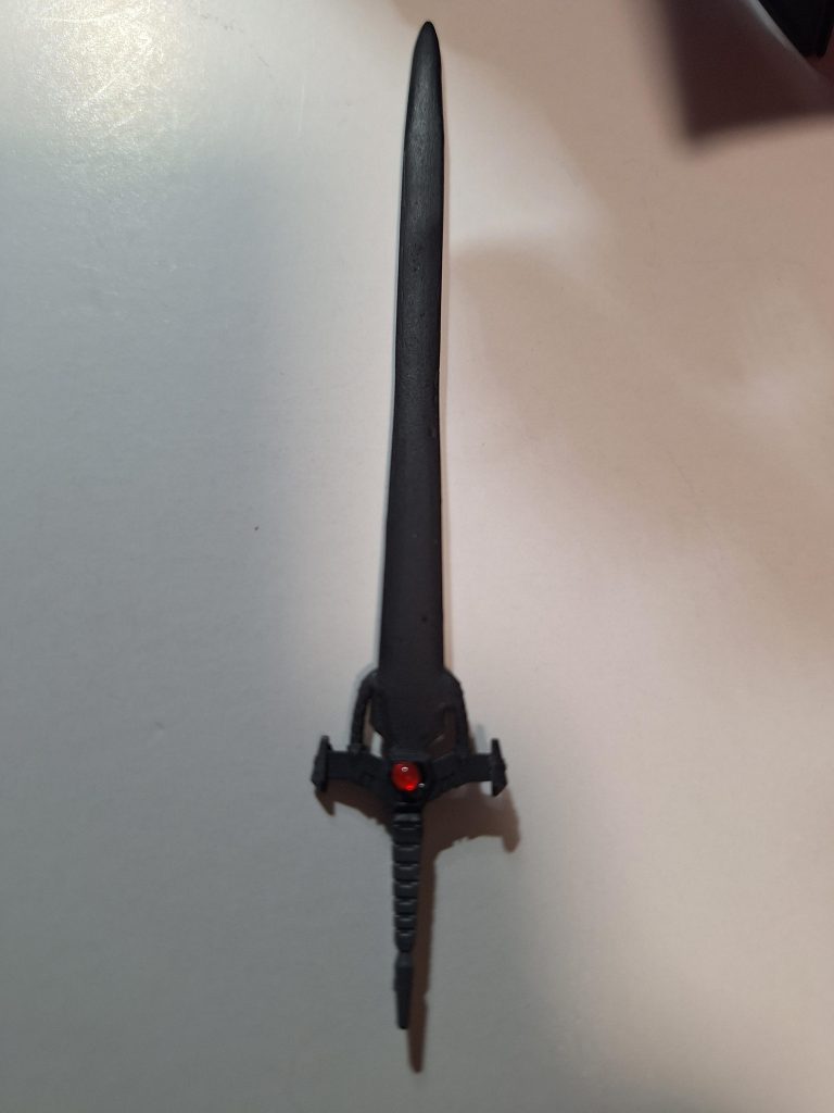 ザガンソード作ってみました。HGジンの剣を2本使って長くしてみて宝石部分は、UVレジンとメタリックシールで丸く作りくっつけました。どうしてもザガンに剣を持たせてみたかったです。　