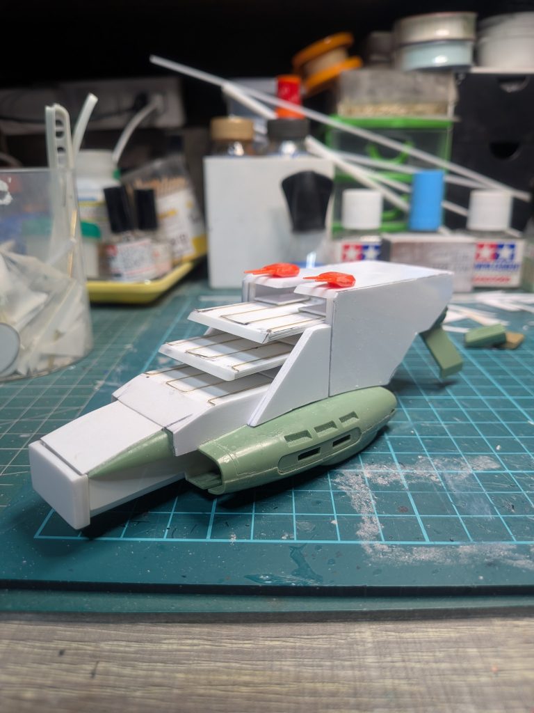 3つの甲板とカタパルトも設置