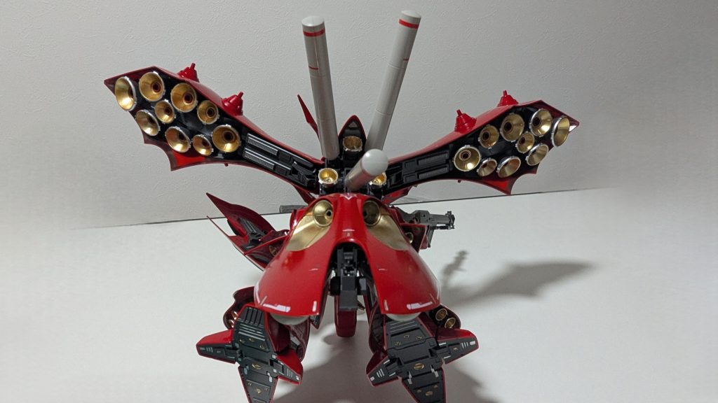 バーニアやフィンなど細々した部分はガンダムマーカーで塗っていきましたが、こちらも数が異常に多くて参りましたが、完成したら「おー綺麗なもんだな」と思いました。