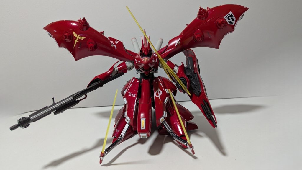 基本的に素組み、ガンダムマーカーによる補色、トップコートで終わるのですが、ナイチンゲール作品の数々を拝見した結果、塗装をせねば!と思い、外装のみスプレー塗装を行いました。メタリックレッドとクリアレッド3本位使用しました。ホント恐ろしいキットですね。