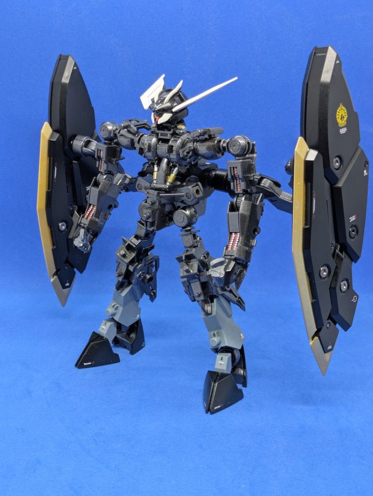 フレームだけの状態。いつものガンダムフレーム4ですが、ほとんど新規パーツを使うためほぼ別物です。フレームはガンメタルで塗装し、シリンダーを金と銀、動力パイプをメタリックレッドで塗り分けました。