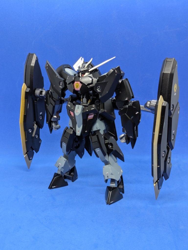 全身。これまでのガンダムフレームにはないマッシブな機体で、迫力があります。シールドプライヤーユニットがあるため左右に長く、結構場所を取ります。