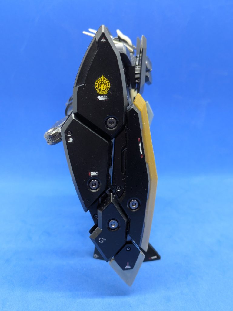 シールドプライヤーユニット右。丸モールドは一部色分けできていないため、ガンメタルで塗装しました。ガンダムデカール 鉄血のオルフェンズ汎用2のイシュー家のエンブレムを貼っていますが、ガンダムデカールの都合上、左右でエンブレムの配色が違います。