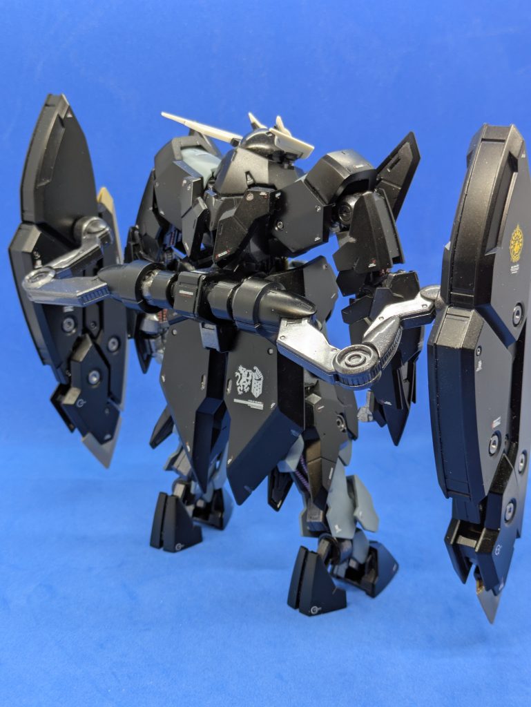 背面。腰のリアアーマーが大きく、かなりスペースがあったので、右側だけにガンダムデカール 鉄血のオルフェンズ汎用2のギャラルホルンのエンブレムを貼りました。