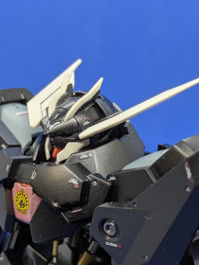 頭部アップ。ツインアイはメタリックイエローグリーンで塗ったのですが、小さいためほとんど見えません⋯赤いパーツはメタリックレッドで塗装しました。胸部のイシュー家のエンブレムは付属のシールではなく、ガンダムデカール鉄血のオルフェンズ汎用2のイシュー家のデカールです。