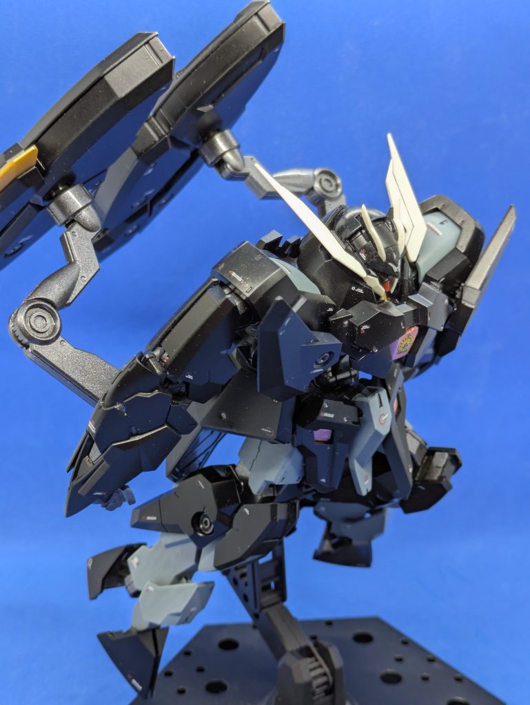 シールドプライヤーユニットを背中側に動かして飛んでいる感じのポーズ。アームは結構自由に動かせます。この状態だと背中側が重く、自立しません。