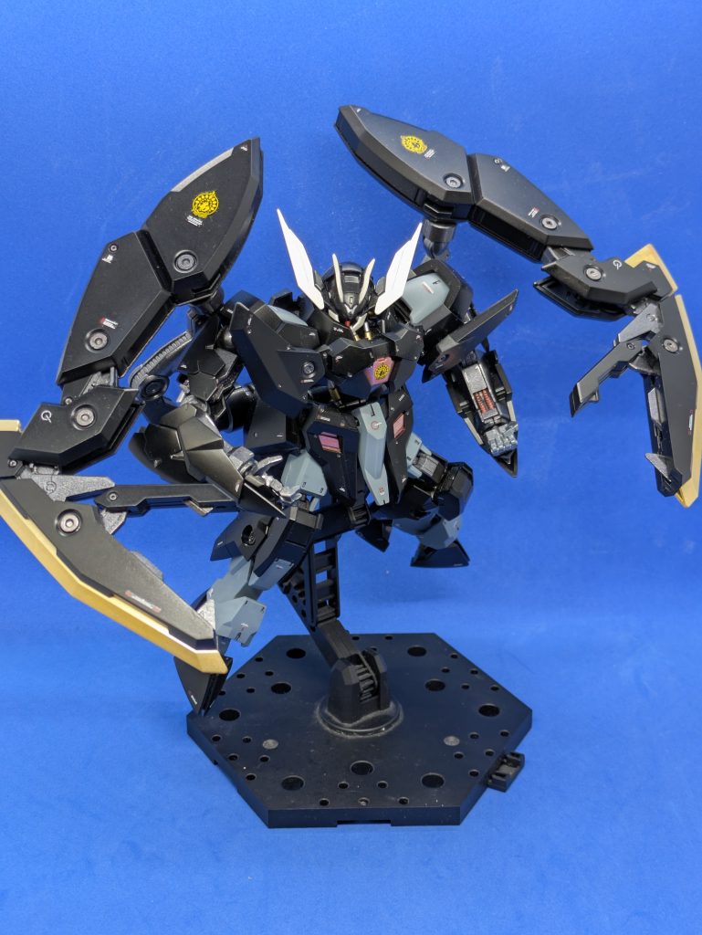 スクリューフィストっぽい感じで。ザガンは素立ちよりポーズつけたほうが圧倒的に格好良いです。シールドプライヤーユニットは差し替えなしでハサミのような形に展開します。ハンドパーツは普段ならフレームと同じガンメタルで塗りますが、ザガンは拳がメインウエポンのため、硬い金属でできているものと考え、ライトガンメタルで塗装しました。