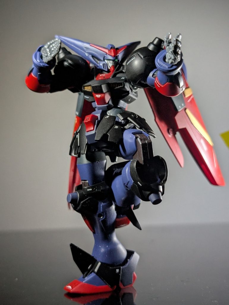 まずはマスターガンダム！マスターといえばのポーズ！ちなみにマスターガンダムは全塗装しています！筆塗りですが結構上手く塗装出来たかなと自画自賛