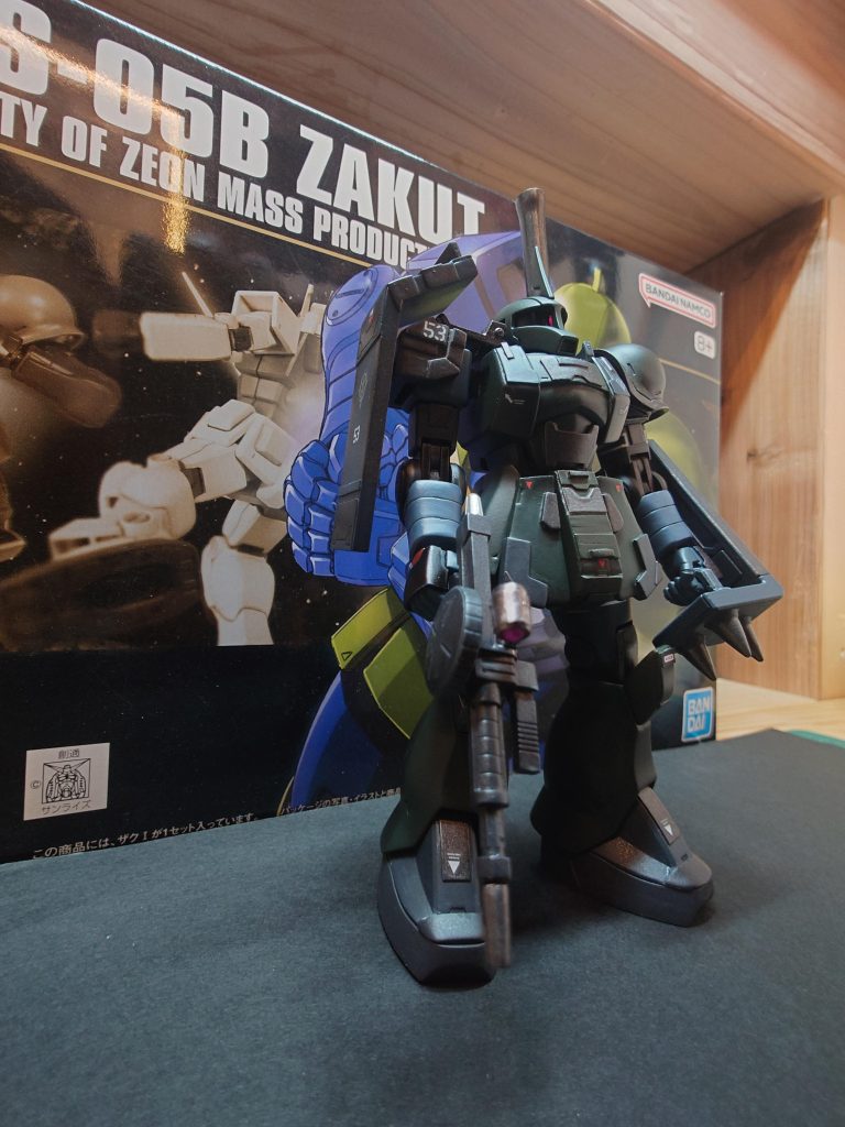 老体のガデム艦長を守るべく盾を作り、コクピット周りを補強しました。