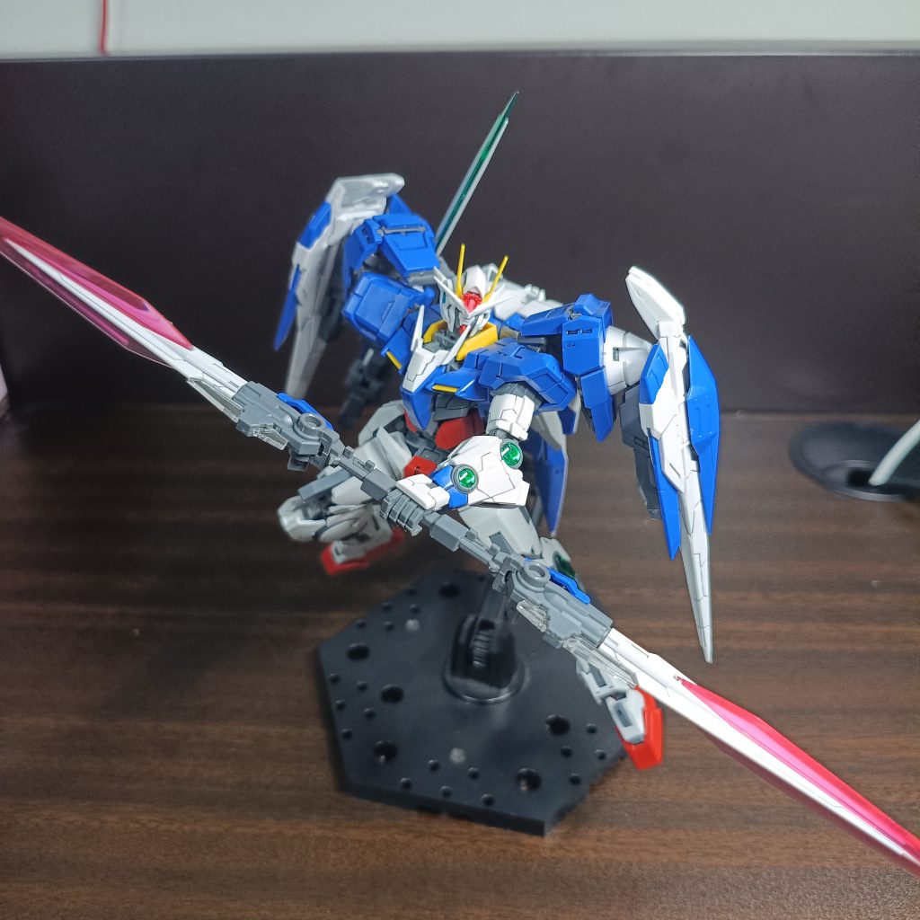 ビームエフェクトが割と沢山ついてます。画像のに加えサーベル2本、ライザーソード用のエフェクトパーツがあります。