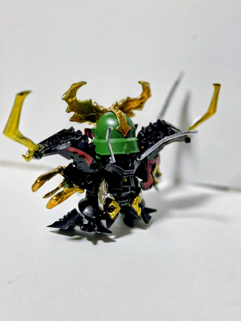 メッキ塗料はモロトフリキッドクローム、クリア塗料をタミヤのエナメルからボーンペイントのフィニッシュクリアに変更しました。エナメルだと塗膜が弱く仕上がりが粉っぽくなっていましたがフィニッシュクリアだと光沢を維持したまま強化剤を混ぜればマスキングも可能なほど塗膜が強くなります。クリア塗装はエアー強め、塗料は少量で5センチの距離で重ね塗りするのがベストでした。