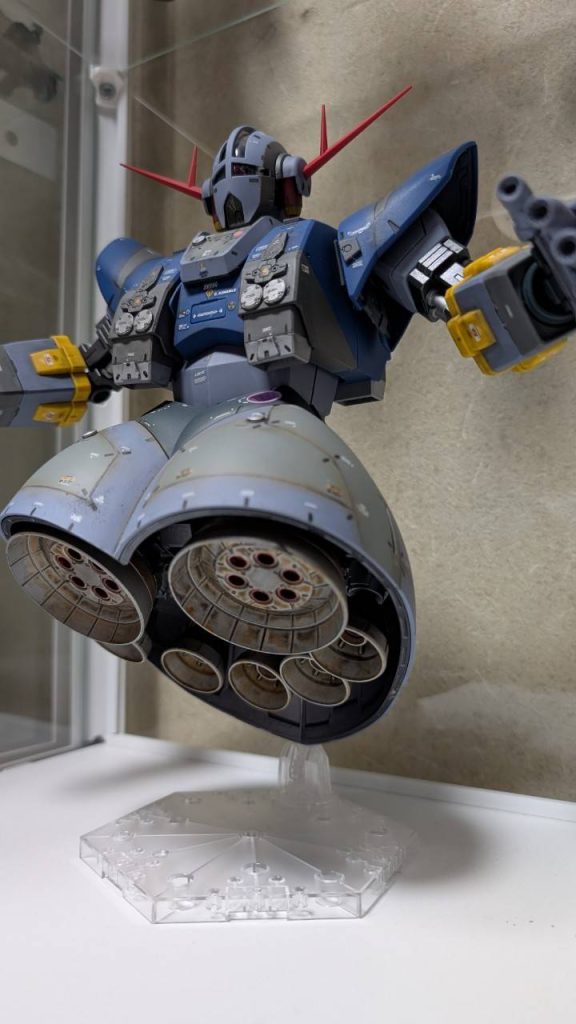 RGのようにスカートを前に出してバーニアを見せたかったので中にある部品をノコギリで切って細工してます