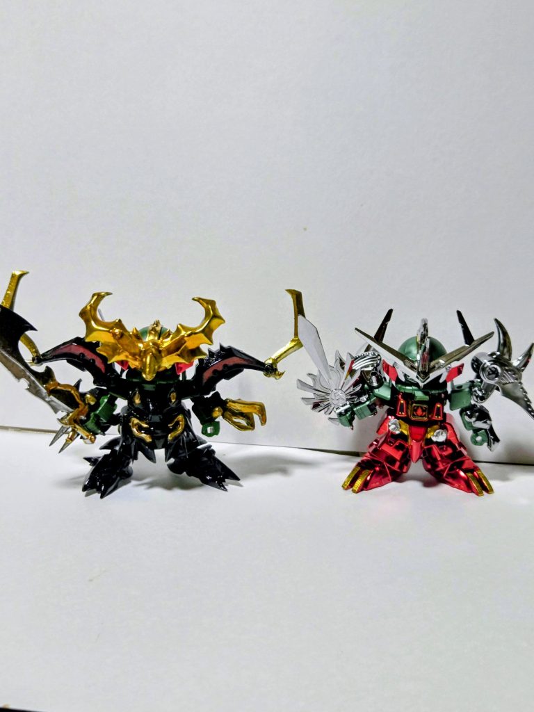 最後に闇将軍超鋼版と比較。こちらの殺駆頭は通常版で目のシールだけ超鋼版のものをコピーしたものを使用しています。黒幻眼は復活闇将軍のほうが似合ってると個人的に思います。