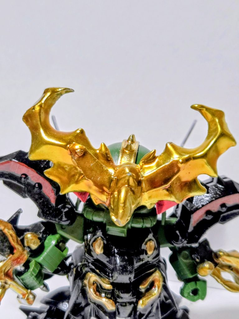 塗装以外は兜飾りを資料通りの形状になるよう直しました。肩鎧の接続もはめ込みではなく武者頑駄無の可動部を移植して安定させてあります。