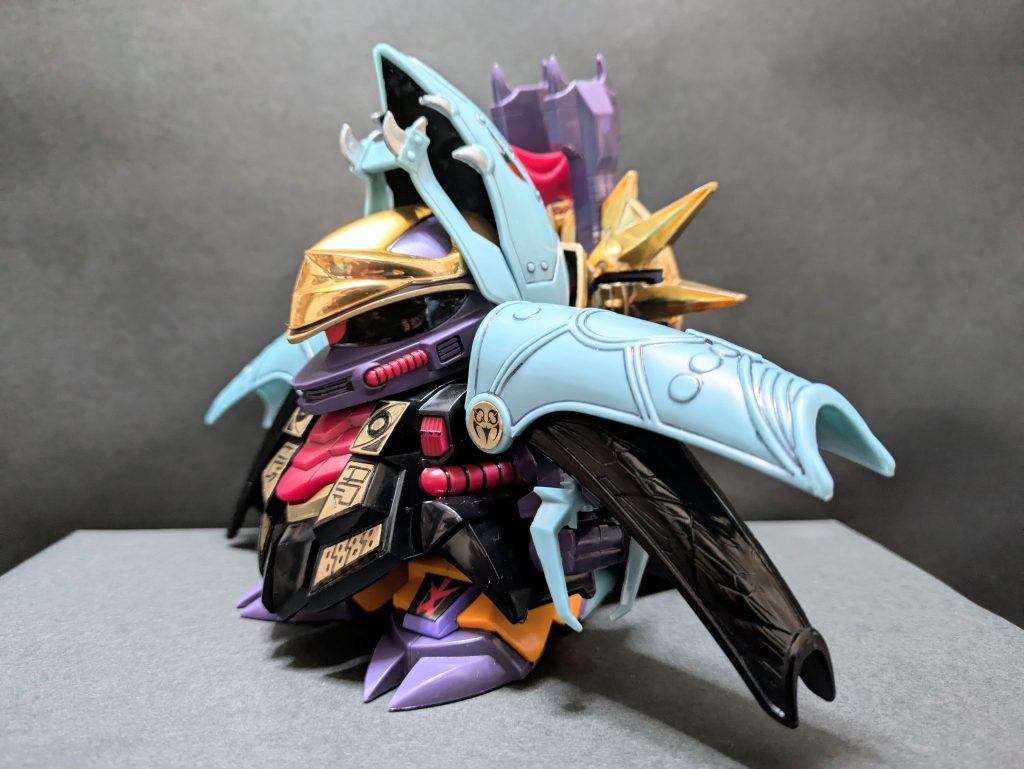 発売時期は1990年８月らしい。35年も前のキットとは思えないほど完成されている。いろいろと改修案はありましたが、敢えてプロポーションもカラーリングも大幅な変更は行いませんでした。すべてのパーツを慎重に分解し、ひとつひとつクリーンアップしつつゲート処理。経年で膨張したダボ等をヤスリがけして隙間が生じないように嵌め合わせました。