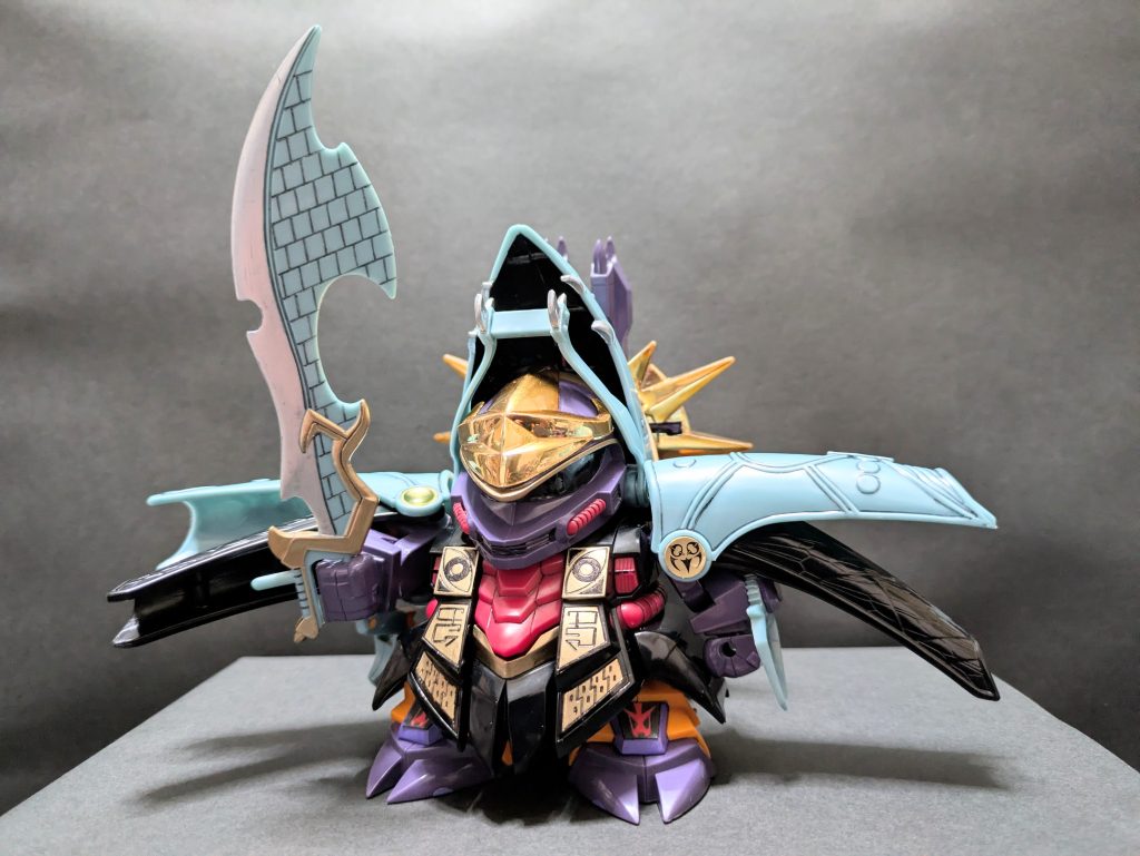 〝闇の神器〟黒星剣を振るう…パッケージとは印象の異なる成形色なんですが塗り直しはせず。私の中の闇皇帝はやはりこの色なんです。シールは劣化でホロホロだったので慎重に剥がしましたが、ほぼ全滅。もともと粘着力の落ちていたものは再利用できましたが、ほぼ塗装で賄いました。胴体の幾何学模様と黒幻王の四つ眼の塗装が一番苦戦しました。頭部の金メッキをはじめ色褪せやメッキ剥がれは多少補修しましたが、小キズは敢えて残しました。35年の歳月を経て我が手に戻ってきた勲章みたいなものです。