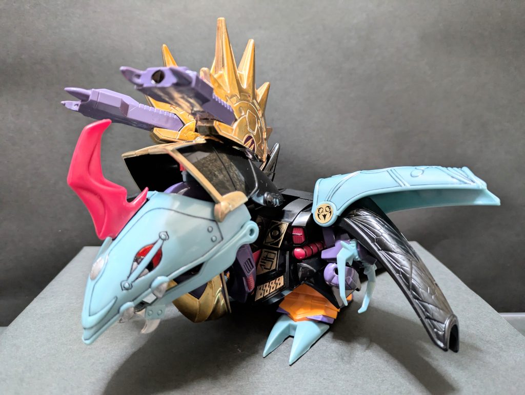 この薄い水色のパーツが他のパーツと比べてちょっとプラスチックが柔らかいんです。スミ入れ、四つ眼と裏面を塗装したのですが、塗料が乗らない乗らない(泣)　塗り重ねて落ち着かせてトップコートで保護する形でなんとか色を乗せました。