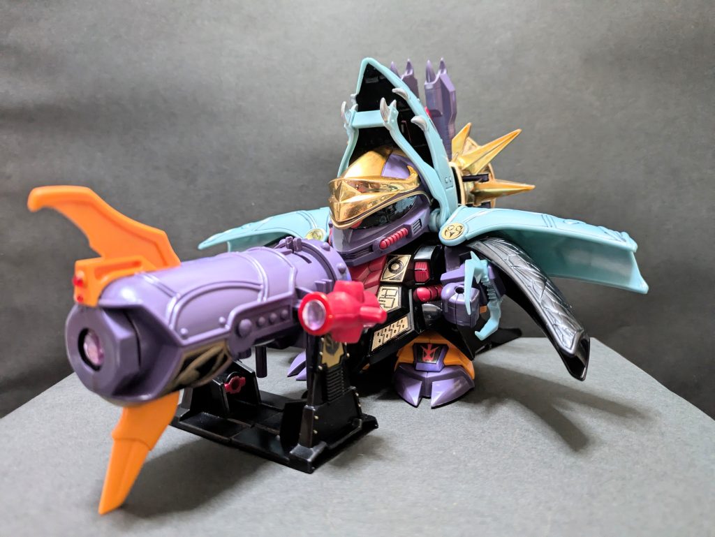 大暗黒幻砲元祖SDにしか付属しない大型の武器。手には持たせる事ができませんので前に置いて構えているように見せるだけですがこれがまたイイ。ワンポイントで砲門にジュエルシールをあしらっています。