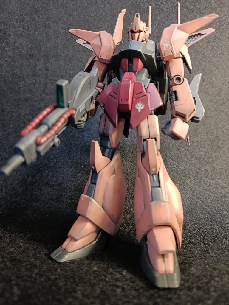 前面。四肢を失い激しく損傷していた百式であったが、ネオジオンで開発中だったバウのパーツを流用して再生された。機体はシャア専用に赤く配色され、ジオン仕様にツインアイからモノアイに変更されている。キット作成については、百式と相性の良さそうなバウとのミキシングとなってます。ライフルはRジャジャのを持ち手を後ろに位置替えしてます。長年眠っていた水性シャアカラーをやっと使用できたので満足してます。