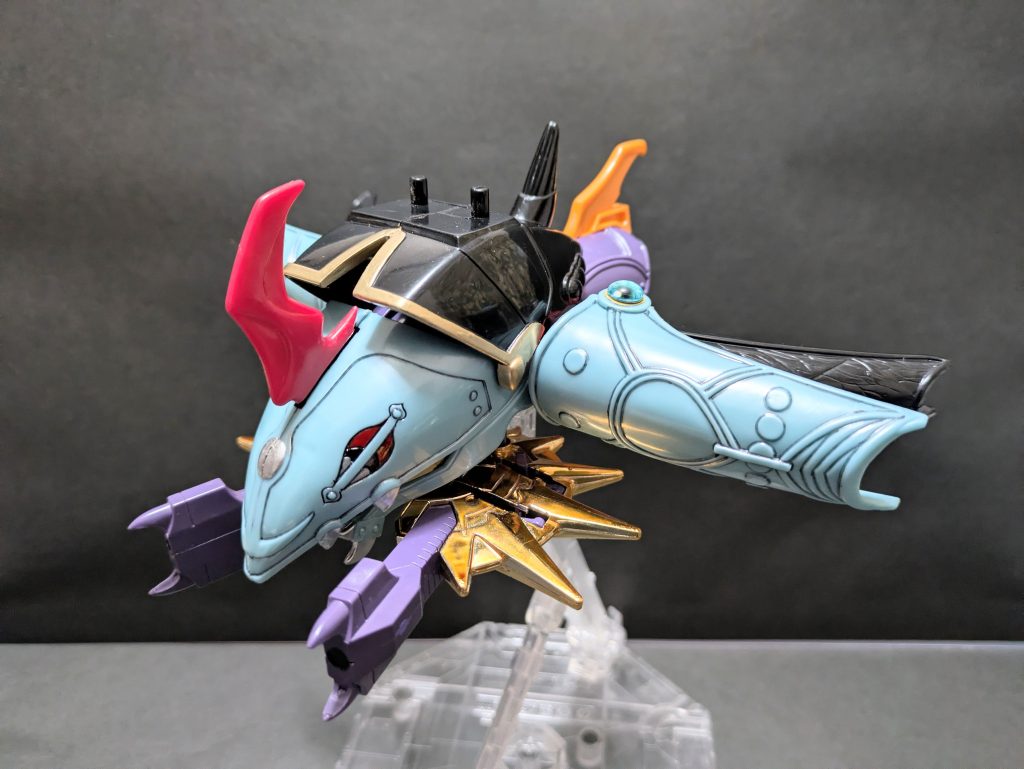 闇の闘獣・黒幻王闇の鎧と大暗黒幻砲が合体した闘獣モード。こちらも元祖SDにしかないギミック。こちらもなかなかのボリューム！　驚く事にアクションベースがすっぽり接続できる穴が大暗黒幻砲に設けられていました。他に用途も無いし…アクションベースなんて小洒落たもの、あの頃あったのかな？