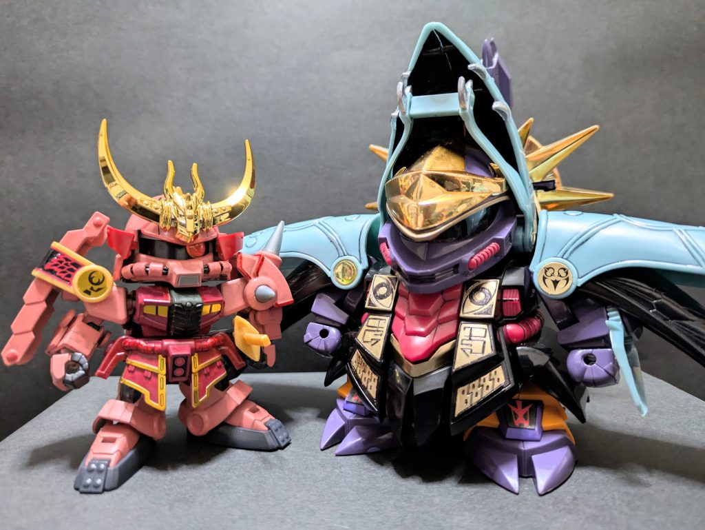 直属の配下である前作、魔殺紅と。完成度の高いレジェンドBBと並べてもこの圧倒的ボリュームと遜色ない完成度。ちなみに闇皇帝様、当初はザクIIとメッサーラをベースにデザインされていたが、紆余曲折を経て限りなくオリジナルのデザインであるこの姿になったとの事。一応モチーフに通じるところがある御二方です。