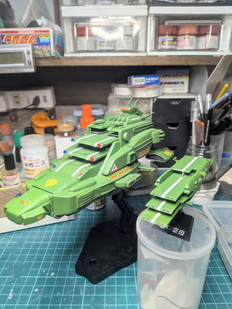 塗装を終え、ヒントになったメカコレの三段空母と記念撮影