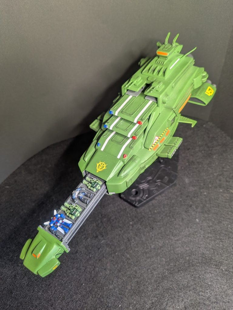 14機のMSを艦載できる設定で、引き出しからも発進・帰投が可能。艦内でカタパルトに移動できる設定さっきから脳内設定ばかりwww