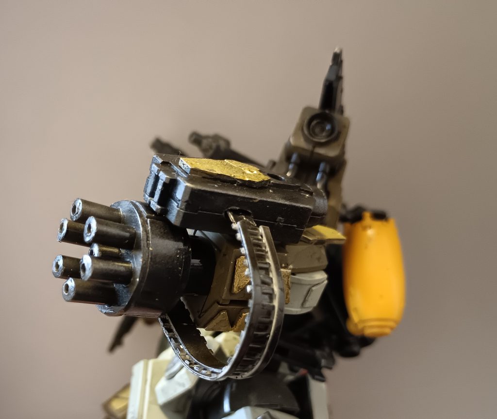 左手はまるごとガトリングにしました。ガトリングはプラ板とランナーから作りました。