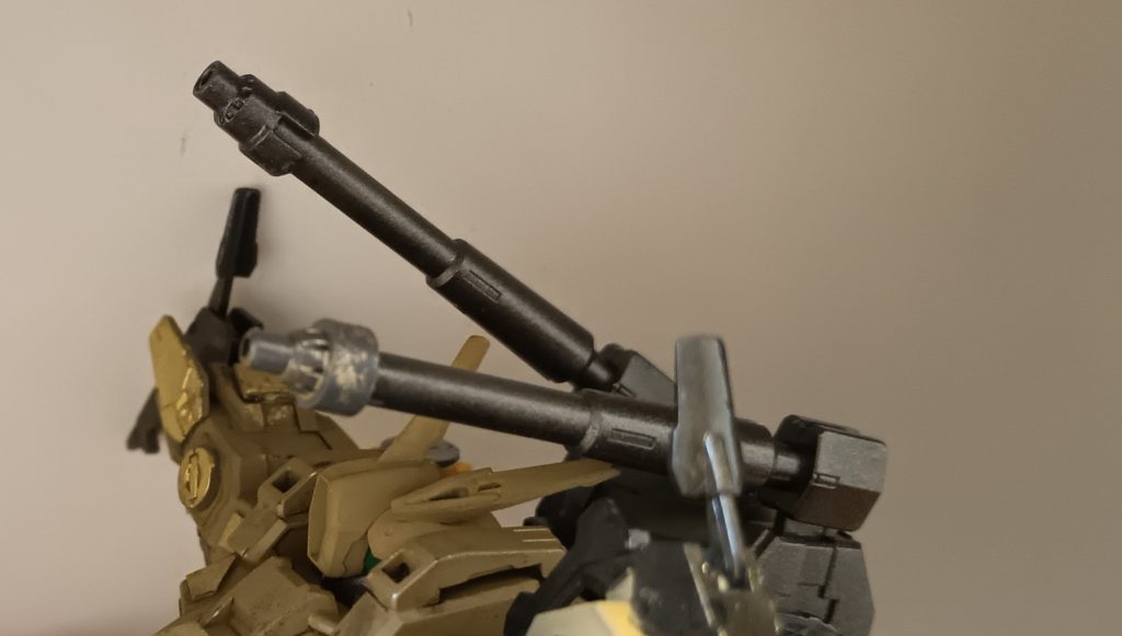 背中には火炎放射器を装備しています