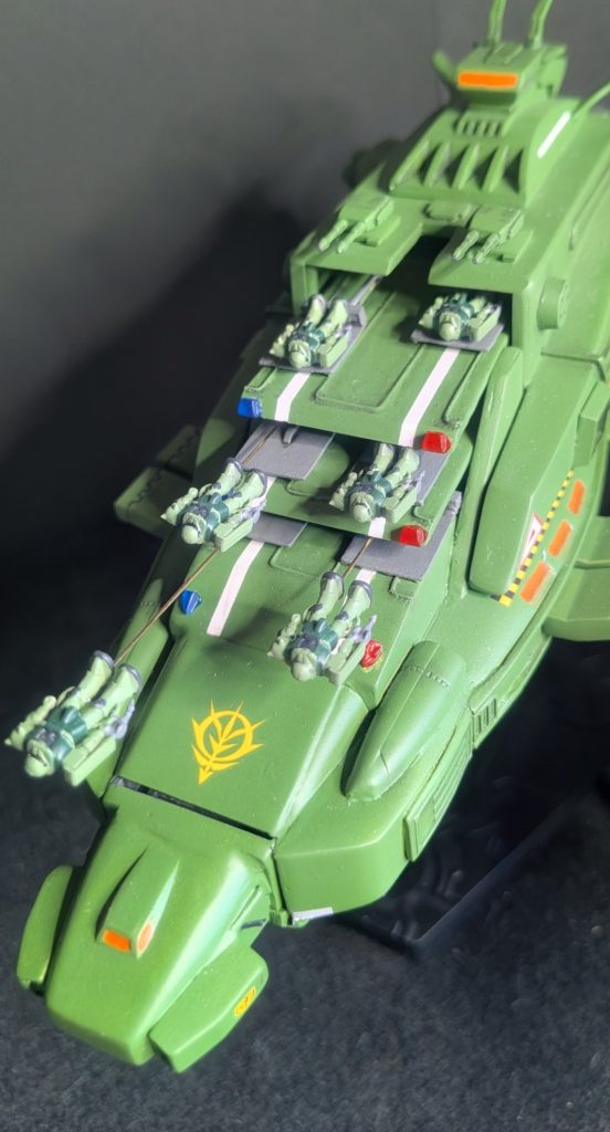 甲板に寝台式カタパルトを設定し、MSを射出できる設定です。