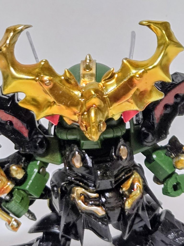 塗装以外は兜飾りを資料通りの形状になるよう直しました。肩鎧の接続もはめ込みではなく武者頑駄無の可動部を移植して安定させてあります。