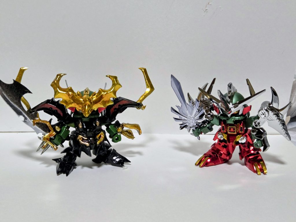 最後に闇将軍超鋼版と比較。こちらの殺駆頭は通常版で目のシールだけ超鋼版のものをコピーしたものを使用しています。黒幻眼は復活闇将軍のほうが似合ってると個人的に思います。