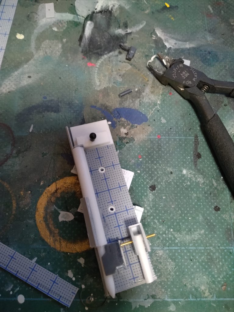 盾はYMSヅダ参考に制作。ピックは表にショートシールドを貼り付ける関係でオミット。代替でパイルバンカーを導入