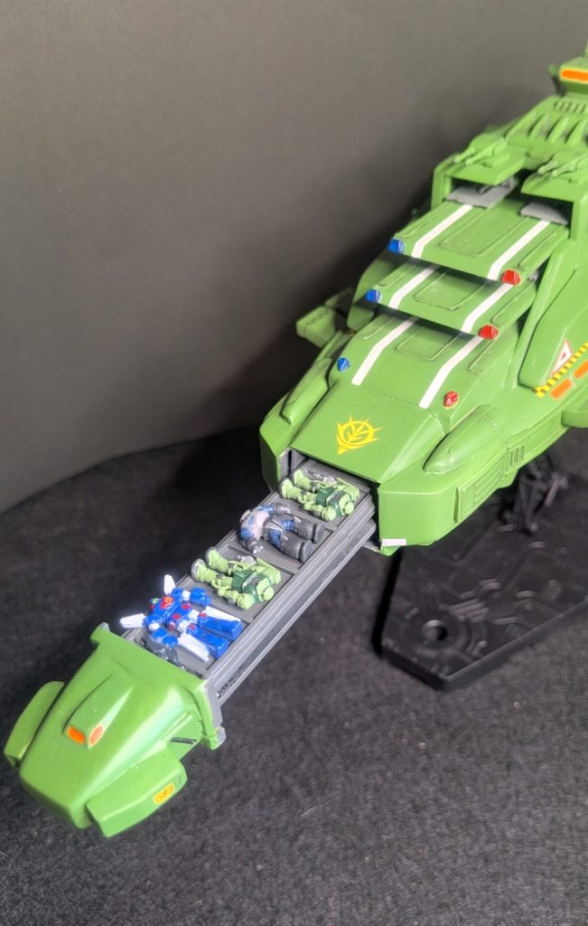 艦首が伸び、引き出し式の格納庫ギミックも付けました。上下各4機ずつ格納できる設定です。