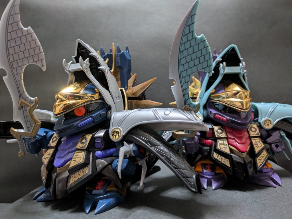 すべてのパーツを分解して洗浄し、慎重に組み立て。シールは全滅しましたので塗装。モノアイは動きませんが、クリアパーツで禍々しさを演出しました。闇皇帝より細部の疲労がやや大きかったのでかなり神経が擦り減りました。パッケージとは異なるカラーリングだった闇皇帝に比べて、こちらの成形色は設定画に近しいものに変更されています。まったく同じキットでもこうして並べてみるとかなり印象が違う…どちらがお好みですか?