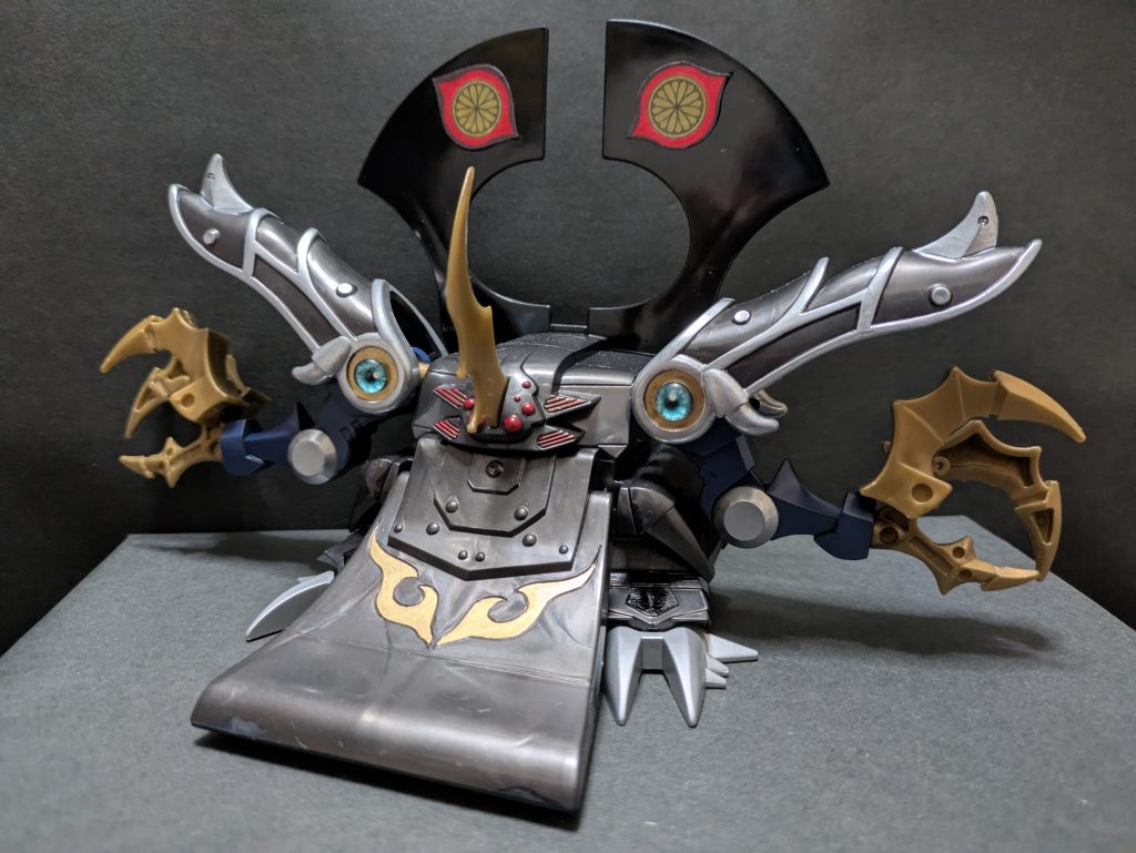 黒魔神(核)闇黑魔大帝の分霊体である〝七邪神〟の一角にして璽怨を影で統べる〝強欲の神〟。不滅の肉体と魂を持ち、復活する度にその力を増す。時空をも支配する絶大な妖力を秘める魔黒眼の本来の持ち主であり、闇皇帝らを影で操る。過去から現在、そして未来に至るまで大きな禍根をもたらし、光の勢力の殲滅を目論む。実体を伴わず、あらゆる世界の環境や状況に応じた形態をとる暗黒生命体。