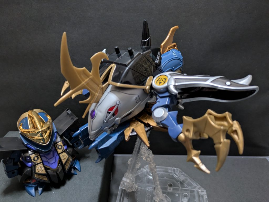 元祖ギミックの軽武装モードと魔幻王。闇皇帝の黒幻王よりボリューミーです。