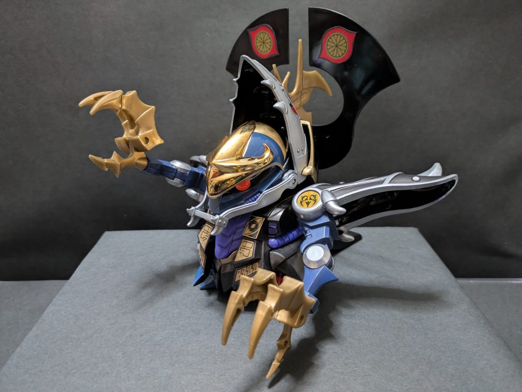 元祖でいうところの黒魔神形態。闇皇帝の過去の姿という設定です。背中のグレムロウの邪眼シールが派手に歪んでいたので補修印刷してリカバリーしました。肩鎧を含む両腕が黒一色の成形色なので塗装。このギャザスの爪部分が今回最大の難点でした。爪上部のダボが劣化で折れてしまい焦り…最終的に右手首の接続ロール部が折れ…最凶キットだけに一筋縄ではいかない工程でした(泣)