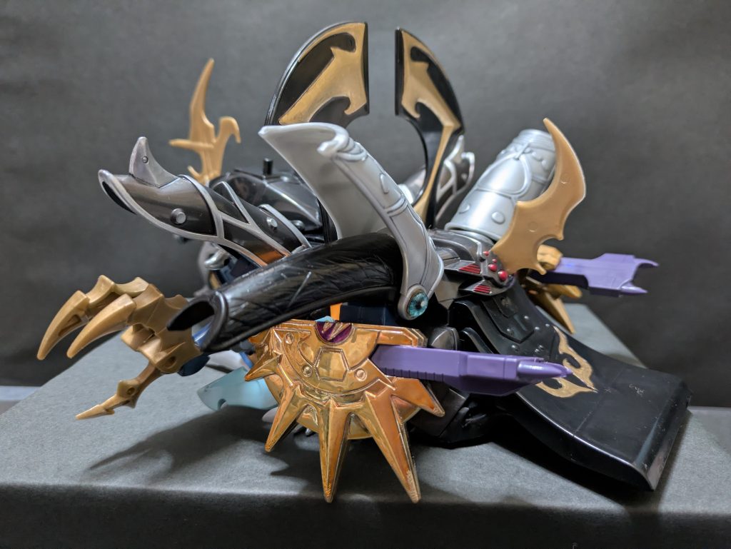 デカすぎる…長辺25センチの台座になんとか乗ってる…もはやバケモノです(笑)。黒星砲は金メッキが良かったのと接続用のツメが折れていたので前作分から拝借。仕込み刀のグバンガンも欠品のため拝借。