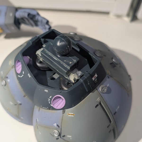 腰をRGのジオングのように曲げたいと思い制作開始〜でも難しいことはしたくないし技術もありません　でもカッコよくしたいんですとにかくスカートを前に出したいので、中の部品をスライスして約8mm位上にせり上げ下からネジ止めしていますスライスしてモナカになってしまった空間はグルーガンで埋めています、こんな感じです上半身の蛇腹部品もぶつからないよう少し削ってますホント簡単なプチ改造でした〜（2枚目）