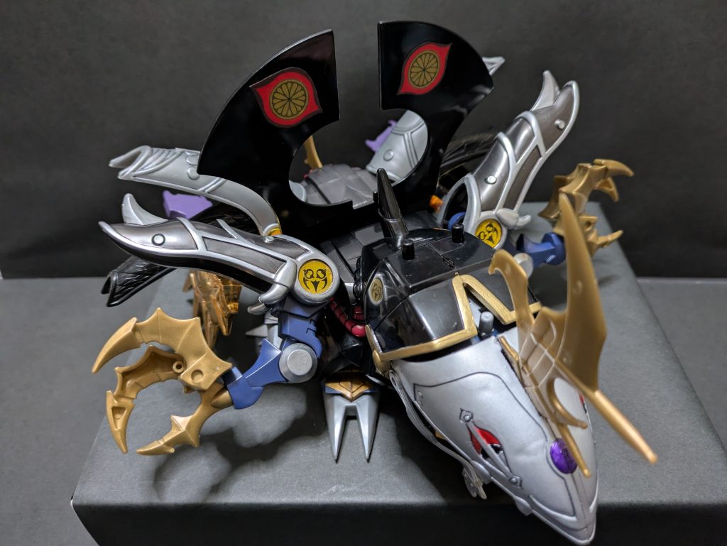 発売時期は1992年2月。ただでさえ巨大な闇皇帝に黒魔神パーツを加え、さらに殺駆まで付属するこのボリュームだけに当時でも2800円と高額なキットでした。こちらも30年以上もの歳月を超えてきたとは思えないほどの完成度。個人的に完璧の領域に達していると思う闇皇帝のデザインをさらに禍々しく、さらに昇華させた至高のキットだと感じています。プロポーションやカラーリングの変更などもはや冒涜に等しい…恐れ多くも最低限の改修に留めました。