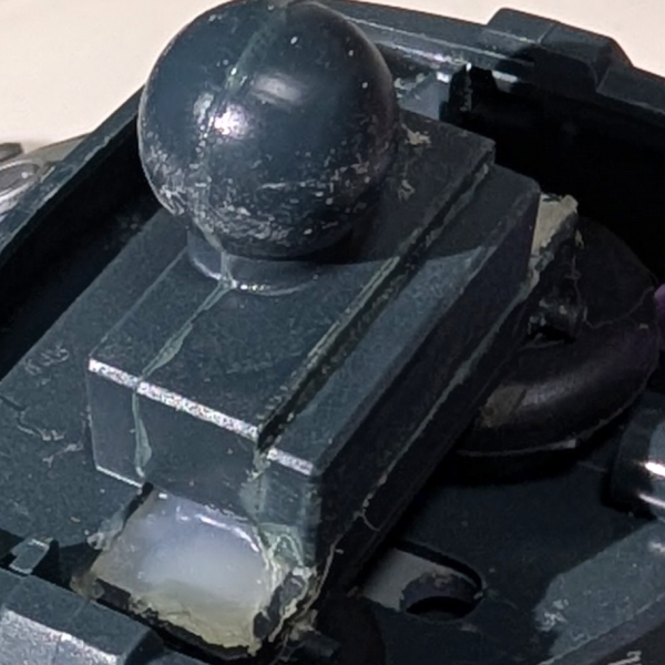 腰をRGのジオングのように曲げたいと思い制作開始〜でも難しいことはしたくないし技術もありません　でもカッコよくしたいんですとにかくスカートを前に出したいので、中の部品をスライスして約8mm位上にせり上げ下からネジ止めしていますスライスしてモナカになってしまった空間はグルーガンで埋めています、こんな感じです上半身の蛇腹部品もぶつからないよう少し削ってますホント簡単なプチ改造でした〜（4枚目）