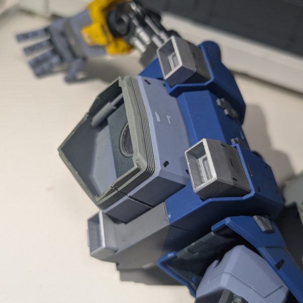 腰をRGのジオングのように曲げたいと思い制作開始〜でも難しいことはしたくないし技術もありません　でもカッコよくしたいんですとにかくスカートを前に出したいので、中の部品をスライスして約8mm位上にせり上げ下からネジ止めしていますスライスしてモナカになってしまった空間はグルーガンで埋めています、こんな感じです上半身の蛇腹部品もぶつからないよう少し削ってますホント簡単なプチ改造でした〜（6枚目）