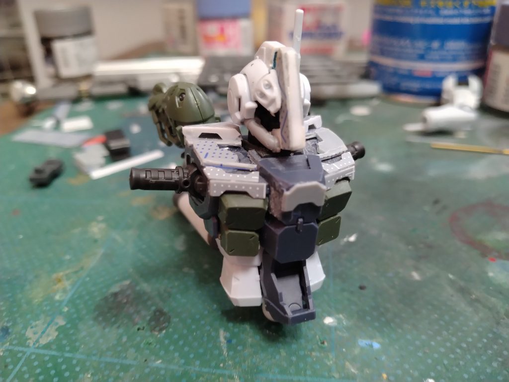 胴体周りはV字で伸びてた部分をカット。ヅダの胸部装甲みたいな要素を入れてみました